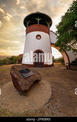 Aussichtsturm in der Stadt Zamardi. Der Kohegyi-Wachturm befindet sich neben dem Plattensee in Ungarn. Von hier aus hat man eine fantastische Aussicht auf den See und die Stadt. Ungarn Stockfoto