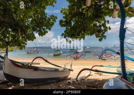 Traditionelle indonesische Fischerboote im Outrigger-Stil (Jukung) am Strand in Sanur, Bali, Indonesien. Stockfoto