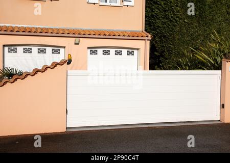 Aluminium-Haustor weißes Schiebeportal des Vorort-Türhauses Stockfoto