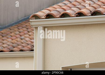 Eckzimmer, privates, weißes, modernes Haus mit Dachrinne und Wand in Beige Stockfoto