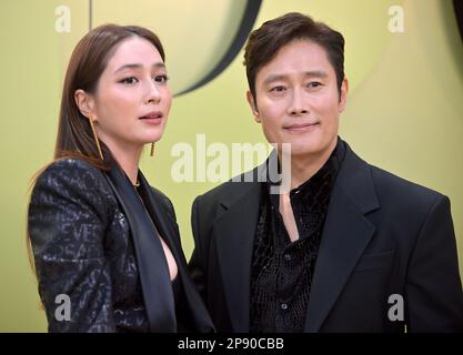 Los Angeles, Usa. 09. März 2023. Die südkoreanischen Schauspieler Lee Byung-hun (R) und Lee Min-jung nehmen am Donnerstag, den 9. März 2023, an der Versace FW23 Show im Pacific Design Center in Los Angeles, Kalifornien, Teil. Foto: Chris Chew/UPI Credit: UPI/Alamy Live News Stockfoto