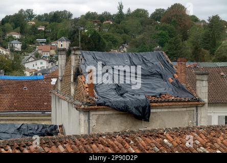 DACHDECKER BEI DER ARBEIT – RIBÉRAC DORDOGNE AQUITAINE FRANCE 2022-2023 © FRÉDÉRIC BEAUMONT Stockfoto