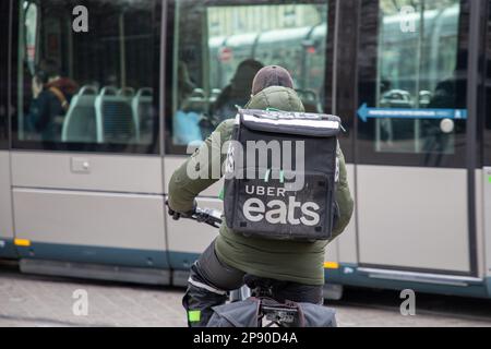 Bordeaux , Aquitaine France - 03 05 2023 : Uber isst Fahrrad mit Fahrradauslieferung, mit Textschild und Markenlogo auf der Rückseite großer Rucksack Stockfoto