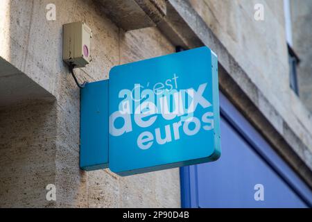 Bordeaux , Aquitaine Frankreich - 14 02 2023 : c'est deux Euros Logo-Marke und Textschild an der Fassadenwand Eingang Shop Fassade Markt Geschäft niedrige Küste in Fr Stockfoto