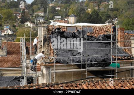 DACHDECKER BEI DER ARBEIT – RIBÉRAC DORDOGNE AQUITAINE FRANCE 2022-2023 © FRÉDÉRIC BEAUMONT Stockfoto