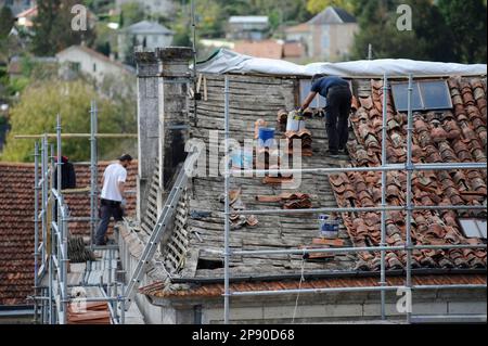 DACHDECKER BEI DER ARBEIT – RIBÉRAC DORDOGNE AQUITAINE FRANCE 2022-2023 © FRÉDÉRIC BEAUMONT Stockfoto