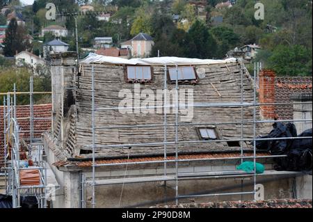 DACHDECKER BEI DER ARBEIT – RIBÉRAC DORDOGNE AQUITAINE FRANCE 2022-2023 © FRÉDÉRIC BEAUMONT Stockfoto