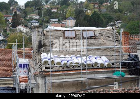 DACHDECKER BEI DER ARBEIT – RIBÉRAC DORDOGNE AQUITAINE FRANCE 2022-2023 © FRÉDÉRIC BEAUMONT Stockfoto