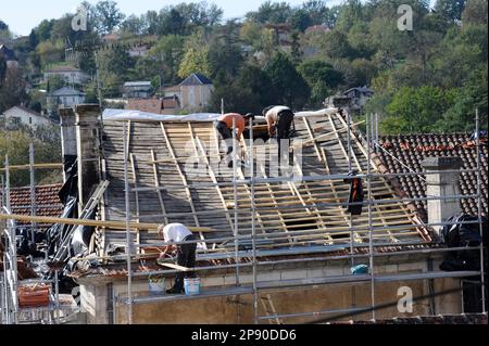 DACHDECKER BEI DER ARBEIT – RIBÉRAC DORDOGNE AQUITAINE FRANCE 2022-2023 © FRÉDÉRIC BEAUMONT Stockfoto