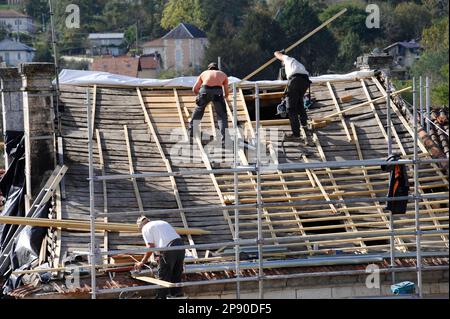 DACHDECKER BEI DER ARBEIT – RIBÉRAC DORDOGNE AQUITAINE FRANCE 2022-2023 © FRÉDÉRIC BEAUMONT Stockfoto