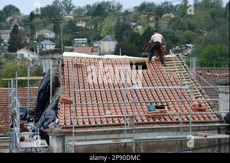 DACHDECKER BEI DER ARBEIT – RIBÉRAC DORDOGNE AQUITAINE FRANCE 2022-2023 © FRÉDÉRIC BEAUMONT Stockfoto