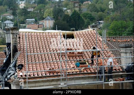 DACHDECKER BEI DER ARBEIT – RIBÉRAC DORDOGNE AQUITAINE FRANCE 2022-2023 © FRÉDÉRIC BEAUMONT Stockfoto