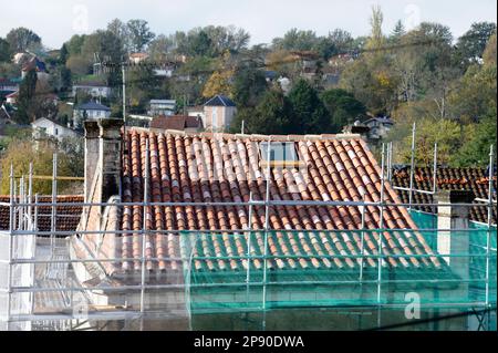 DACHDECKER BEI DER ARBEIT – RIBÉRAC DORDOGNE AQUITAINE FRANCE 2022-2023 © FRÉDÉRIC BEAUMONT Stockfoto