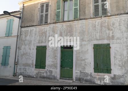 Alte grüne Fensterläden für das Haus in der Straße der Ile d'Aix in Charente Frankreich Stockfoto