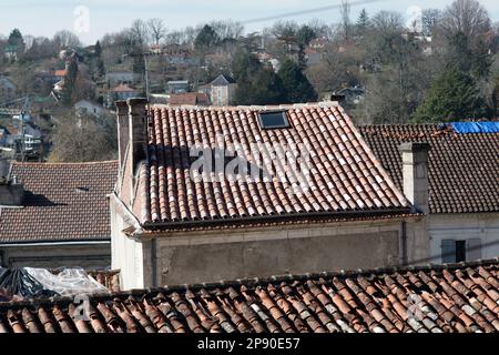 DACHDECKER BEI DER ARBEIT – RIBÉRAC DORDOGNE AQUITAINE FRANCE 2022-2023 © FRÉDÉRIC BEAUMONT Stockfoto