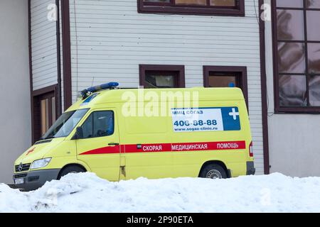 St. Petersburg, Russland-circa Jan 2018: Gelber Krankenwagen ist bei Notruf fahrbereit. Der Rettungsdienst ist auf dem Skigebiet Stockfoto