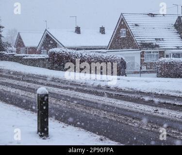 Barnsley, Großbritannien. 10. März 2023. Eine Person überprüft die Hauptstraße, da Seitenstraßen mit starkem Schnee bedeckt sind, während starker Schnee Barnsley trifft, wie Gelbe Warnung vor Schnee im Gebiet von Yorkshire erzwungen wird; Monk Bretton, Barnsley, South Yorkshire, Vereinigtes Königreich, 10. März 2023 (Foto von Mark Cosgrove/News Images) in Barnsley, Großbritannien, 3/10/2023. (Foto: Mark Cosgrove/News Images/Sipa USA) Guthaben: SIPA USA/Alamy Live News Stockfoto