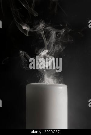 Die Kerze ist gerade erloschen, mit Rauch Stockfoto