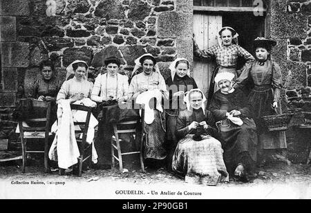 Claude Lacourarie - bretonischer Fotograf - Landleben der Bretagne um 1900 - Gruppenfoto von bretonischen Frauen in einer Nähwerkstatt. Stockfoto