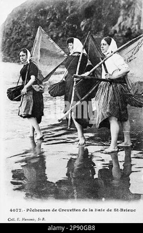 Claude Lacourarie - bretonischer Fotograf - das ländliche Leben der Bretagne um 1900 - drei bretonische Garnelenfrauen mit traditionellen Netzen. Stockfoto