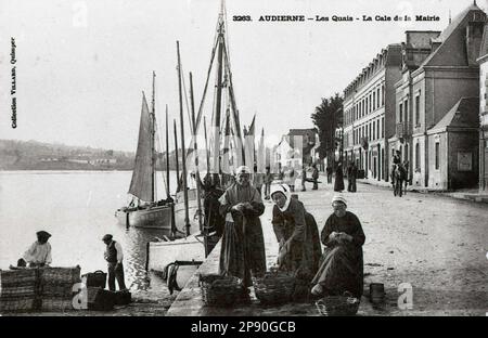 Claude Lacourarie - bretonischer Fotograf - Landleben der Bretagne um 1900 Uhr - vor dem Rathaus, Audierne, Frankreich Stockfoto