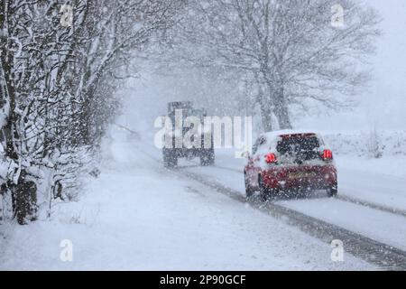 B6278, Barnard Castle, County Durham, Großbritannien. 10. März 2023 Wetter in Großbritannien. Mit einer bernsteinfarbenen Wetterwarnung in Kraft starker Schneefall trifft die B6278 nahe Barnard Castle, County Durham. Kredit: David Forster/Alamy Live News Stockfoto