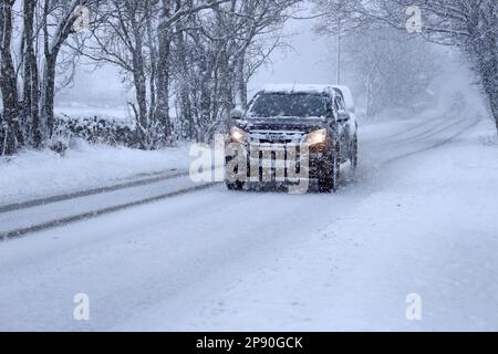 B6278, Barnard Castle, County Durham, Großbritannien. 10. März 2023 Wetter in Großbritannien. Mit einer bernsteinfarbenen Wetterwarnung in Kraft starker Schneefall trifft die B6278 nahe Barnard Castle, County Durham. Kredit: David Forster/Alamy Live News Stockfoto