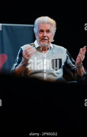 Köln, Deutschland. 09. März 2023. Frank Schatzing, der deutsche Schriftsteller, tritt am 9. März 2023 auf der Bühne der Sartory Saele Hall in Köln auf (Foto: Ying Tang/NurPhoto). Kredit: NurPhoto SRL/Alamy Live News Stockfoto