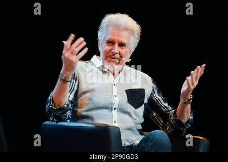 Köln, Deutschland. 09. März 2023. Frank Schatzing, der deutsche Schriftsteller, tritt am 9. März 2023 auf der Bühne der Sartory Saele Hall in Köln auf (Foto: Ying Tang/NurPhoto). Kredit: NurPhoto SRL/Alamy Live News Stockfoto