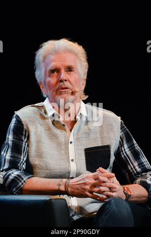 Köln, Deutschland. 09. März 2023. Frank Schatzing, der deutsche Schriftsteller, tritt am 9. März 2023 auf der Bühne der Sartory Saele Hall in Köln auf (Foto: Ying Tang/NurPhoto). Kredit: NurPhoto SRL/Alamy Live News Stockfoto