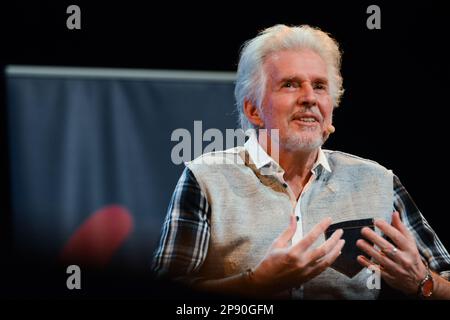 Köln, Deutschland. 09. März 2023. Frank Schatzing, der deutsche Schriftsteller, tritt am 9. März 2023 auf der Bühne der Sartory Saele Hall in Köln auf (Foto von Ying Tang/NurPhoto).0 Kredit: NurPhoto SRL/Alamy Live News Stockfoto