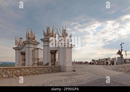 Bratislava, Slowakei - Juni 18 2018: Tor des Ehrenhofs vor dem Haupteingang der Burg Bratislava. Stockfoto