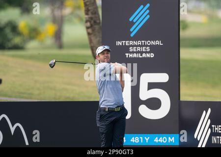 Hua hin, THAILAND. 10. März 2023. Dodge Kemmer aus den USA schlägt bei Loch 15 während der 2. Runde der International Series Thailand im Black Mountain Golf Club in Hua hin, THAILAND ab. Kemmer schließt mit einem 6-Jährigen unter 66 ab, um die Führung im Clubhaus auf einem 14-Jünger-Par zu übernehmen. Kredit: Jason Butler/Alamy Live News. Stockfoto