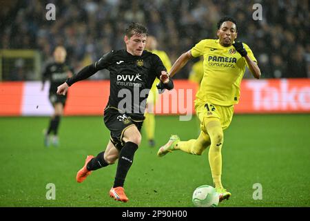 Brussel , Belgien . 09/03/2023, anders Dreyer (36) von Anderlecht und Johan Mojica (12) aus Villarreal, abgebildet während eines Fußballspiels zwischen RSC Anderlecht und Villarreal CF im 1/8. Finale der UEFA Europa Conference League für die Saison 2022-2023 am Donnerstag, den 9. März 2023 in Brussel, Belgien . FOTO SPORTPIX | David Catry Stockfoto