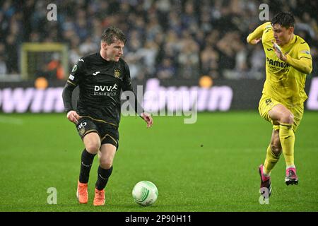 Brussel , Belgien . 09/03/2023, anders Dreyer (36) von Anderlecht mit Jorge Cuenca Barreno (5) von Villarreal während eines Fußballspiels zwischen RSC Anderlecht und Villarreal CF im 1/8. Finale der UEFA Europa Conference League für die Saison 2022-2023, am Donnerstag, den 9. März 2023 in Brussel, Belgien . FOTO SPORTPIX | David Catry Stockfoto