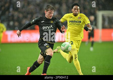 Brussel , Belgien . 09/03/2023, anders Dreyer (36) von Anderlecht und Johan Mojica (12) aus Villarreal, abgebildet während eines Fußballspiels zwischen RSC Anderlecht und Villarreal CF im 1/8. Finale der UEFA Europa Conference League für die Saison 2022-2023 am Donnerstag, den 9. März 2023 in Brussel, Belgien . FOTO SPORTPIX | David Catry Stockfoto