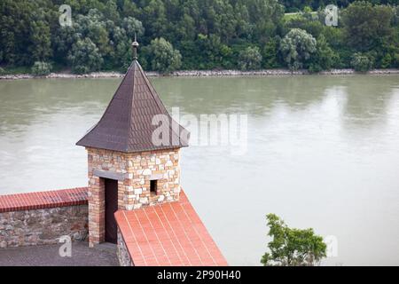 Bratislava, Slowakei - Juni 18 2018: Wachturm an der Ecke der Außenwand der Burg Bratislava mit Blick auf die Donau. Stockfoto