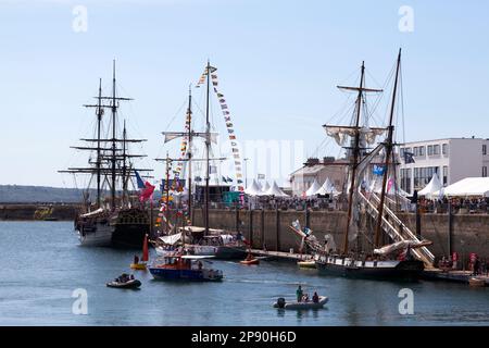 Brest, Frankreich - Juli 14 2022: Die Etoile du Roy, Belle Poule und La Recouvrance verlegten während der seereise von Brest im Quai du Commandant Malbert Stockfoto