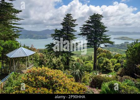 Blick von den Gärten von Larnach Castle, Dunedin, South Island, Neuseeland Stockfoto