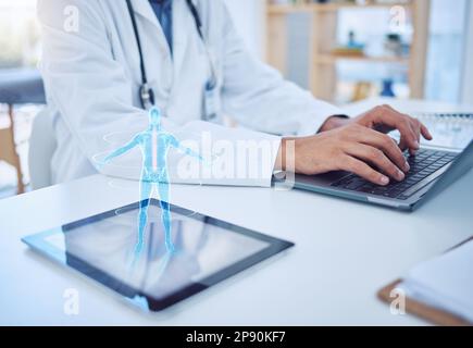 Arzt tippen, Laptop und Tablet Hologramm, futuristische Körpergrafik oder ai. Gesundheit, Gesundheitswesen und Mensch mit zukünftigen Cybertechnologien, pcs oder Computern Stockfoto
