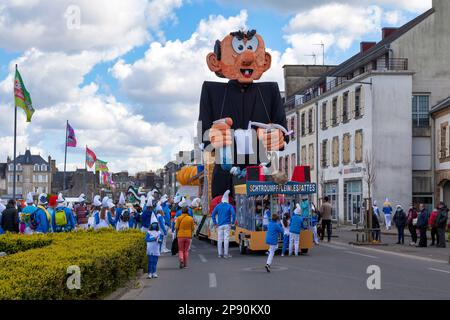 Landerneau, Frankreich - 03 2022. April: Schlumpfwagen des Carnaval de la Lune Etoilée. Stockfoto