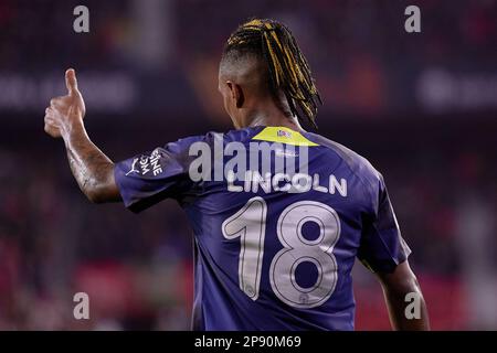 Sevilla, Spanien. 09. März 2023. Lincoln (18) von Fenerbahce, gesehen während des Spiels der UEFA Europa League zwischen dem FC Sevilla und Fenerbahce im Estadio Ramon Sanchez Pizjuan in Sevilla. (Foto: Gonzales Photo/Alamy Live News Stockfoto