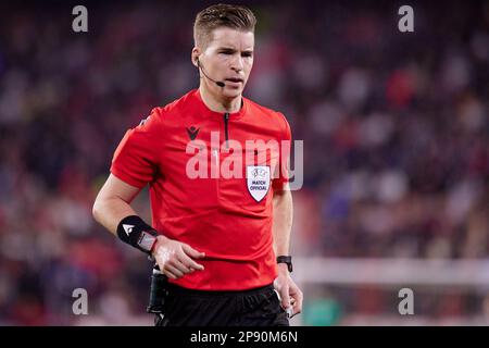 Sevilla, Spanien. 09. März 2023. Schiedsrichter Francois Letexier beim Spiel der UEFA Europa League zwischen dem FC Sevilla und Fenerbahce im Estadio Ramon Sanchez Pizjuan in Sevilla. (Foto: Gonzales Photo/Alamy Live News Stockfoto