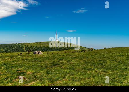 Der Praded Hill vom Vysoka-Loch-Hügel in den Jeseniky-Bergen in der tschechischen republik an einem wunderschönen Sommertag Stockfoto