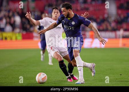 Sevilla, Spanien. 09. März 2023. Joshua King (15) von Fenerbahce während des Spiels der UEFA Europa League zwischen dem FC Sevilla und Fenerbahce im Estadio Ramon Sanchez Pizjuan in Sevilla. (Foto: Gonzales Photo/Alamy Live News Stockfoto