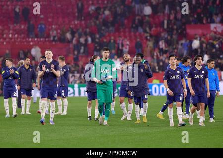 Sevilla, Spanien. 09. März 2023. Die Spieler von Fenerbahce, die nach dem Spiel der UEFA Europa League zwischen dem FC Sevilla und Fenerbahce im Estadio Ramon Sanchez Pizjuan in Sevilla gesehen wurden. (Foto: Gonzales Photo/Alamy Live News Stockfoto