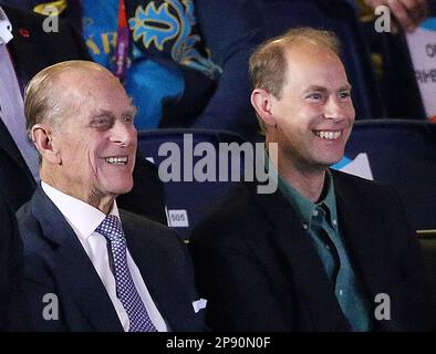 Dossierfoto vom 02. Oktober 08/12 des verstorbenen Duke of Edinburgh (links) und des Earl of Wessex, das den britischen Anthony Ogogo in seinem Kampf gegen Levgen Khytrov in der Ukraine im Mittelgewicht der Männer (75kg) in der Excel Arena, London, am 5. Tag der Olympischen Spiele in London beobachtet. König Karl III. Übergab seinen verstorbenen Vater den Titel Herzog von Edinburgh seinem Bruder Prinz Edward, um die Wünsche der verstorbenen Königin und Philips zu ehren. Charles verlieh dem ehemaligen Earl of Wessex den Titel anlässlich seines 59. Geburtstages. Ausgabedatum: Freitag, 10. März 2023. Stockfoto