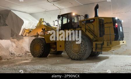 Radlader, die in riesigen unterirdischen Marmorsteinbrüchen arbeiten, Marmornutzung. Stockfoto