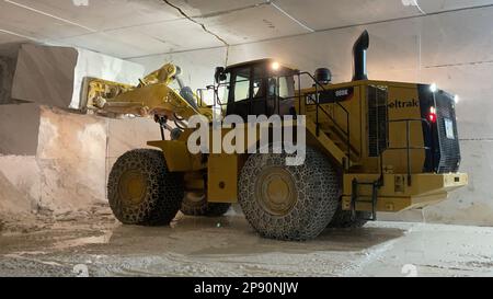 Radlader, die in riesigen unterirdischen Marmorsteinbrüchen arbeiten, Marmornutzung. Stockfoto