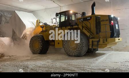 Radlader, die in riesigen unterirdischen Marmorsteinbrüchen arbeiten, Marmornutzung. Stockfoto